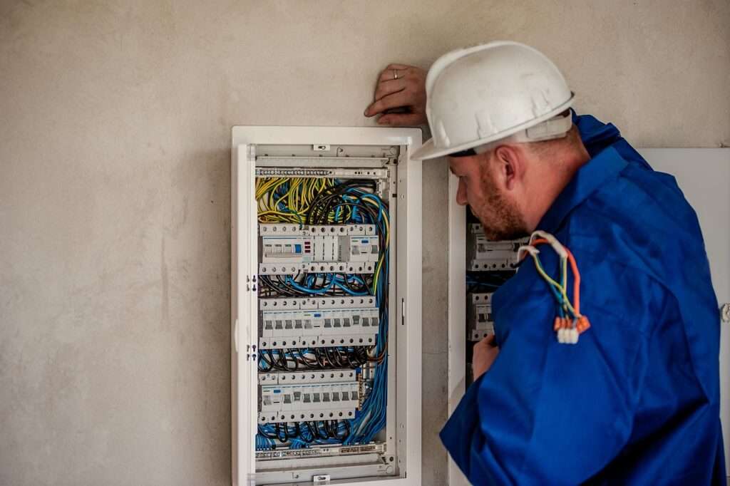 Electricista cerca de mí: Profesional trabajando en una instalación eléctrica en una casa cercana.